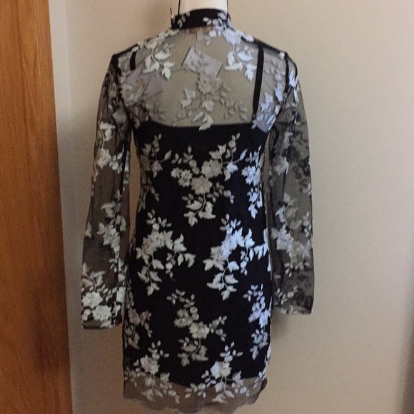 Gorgeous lace overlay on sewn in black liner - Picture 3 of 3